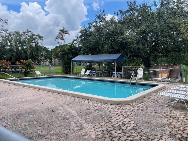 Building Photo - 9441 Live Oak Pl