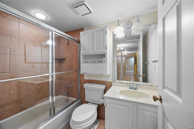 Building Photo - Condo in the Vibrant Clayton district!