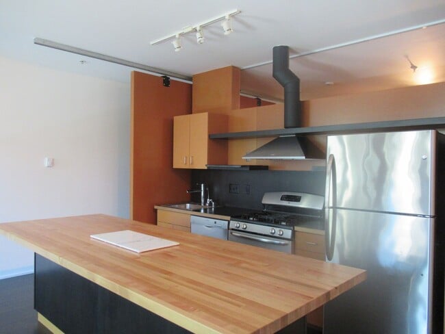 Building Photo - Well Maintained 1 bedroom, 1 bath condo on...