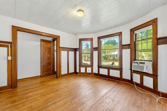 Building Photo - 6335 7th Ave