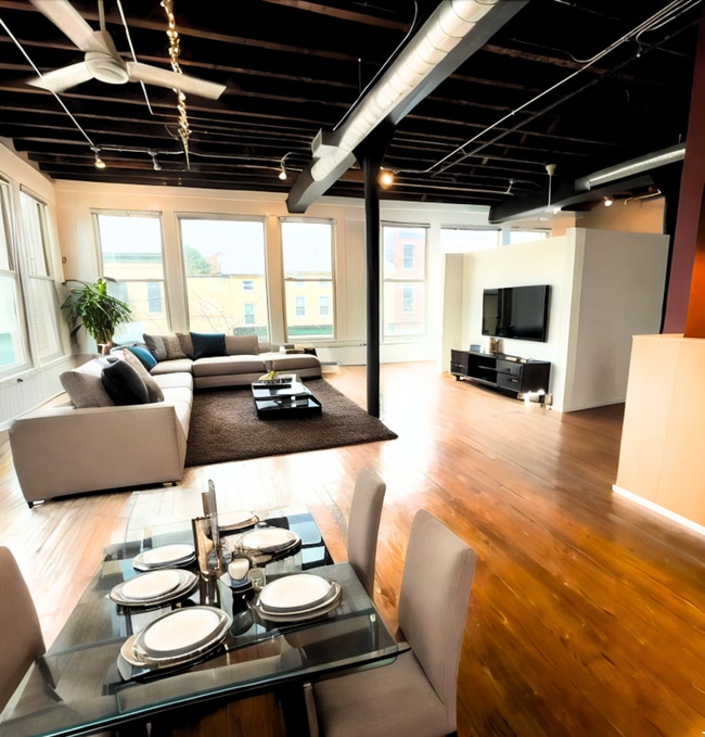 Building Photo - 1000 S Charles St