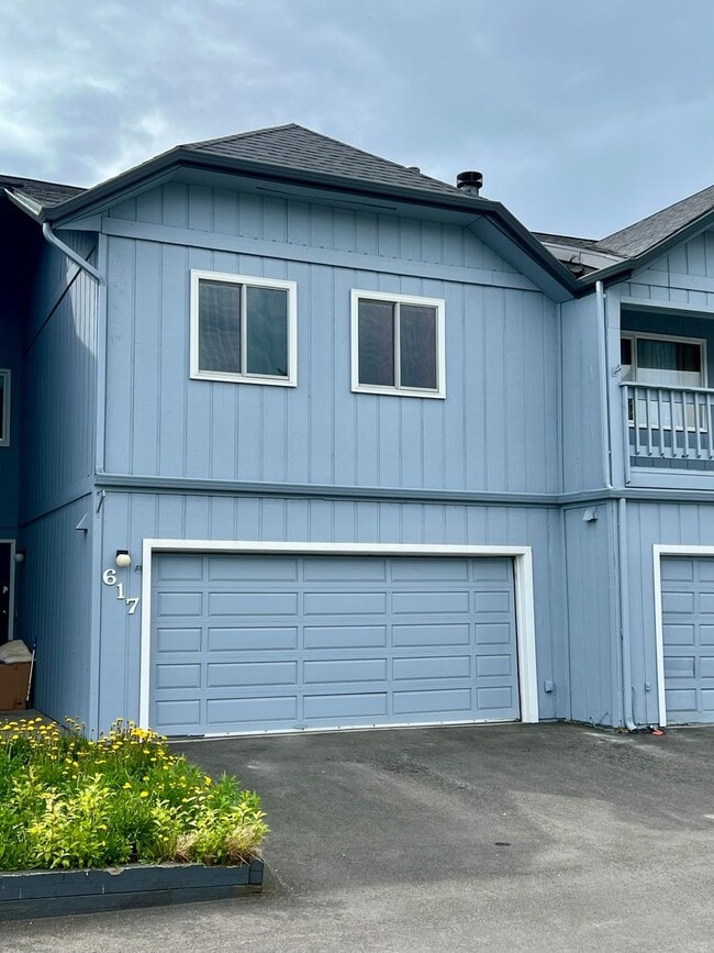 Building Photo - High speed internet included - 3 bedroom townhouse