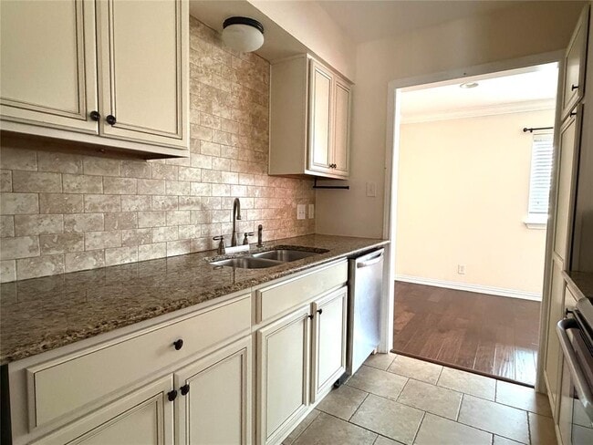 Building Photo - 1407 W 39th 1/2 St