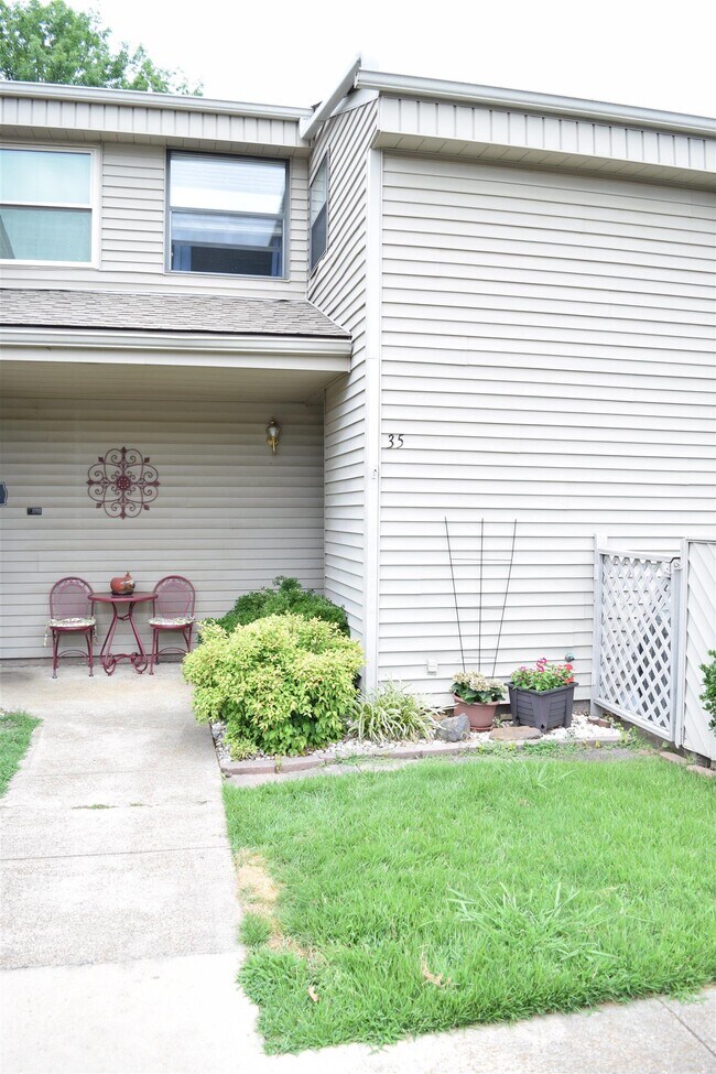 Primary Photo - 135 Hillview Dr