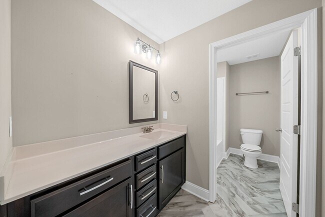 Building Photo - Luxury Meets Comfort: 5-Bed Beauty with Ch...