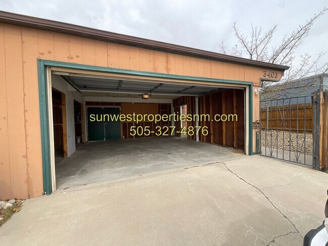 Building Photo - 3 Bedroom, 2 Bathroom with 2 Car Garage and Fenced Back Yard