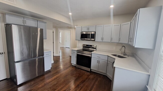 Building Photo - 7 Samoset St