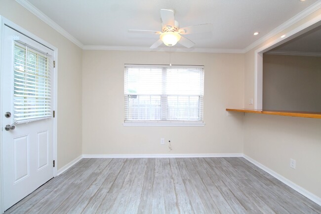 Building Photo - 3BR/2BA with Upgrades in Desirable Locatio...