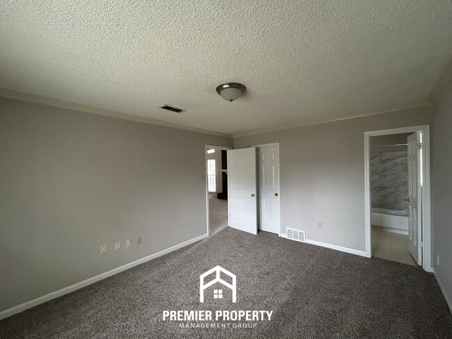 Building Photo - Stunning 3BR/2BA in Southeast Memphis | Vaulted Ceilings & Floor-to-Ceiling Fireplace