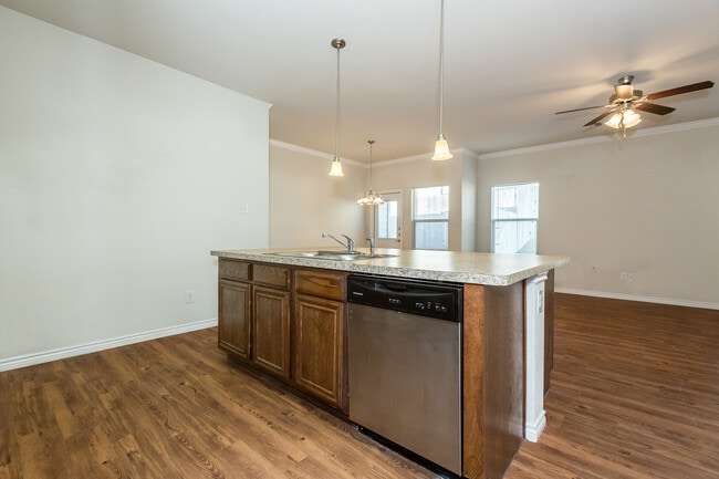 Building Photo - Great 3 bed/2 bath Home Backing onto Holland Park Recreation Area/Trail!!