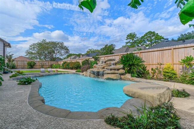 Building Photo - 1319 Hannington Dr