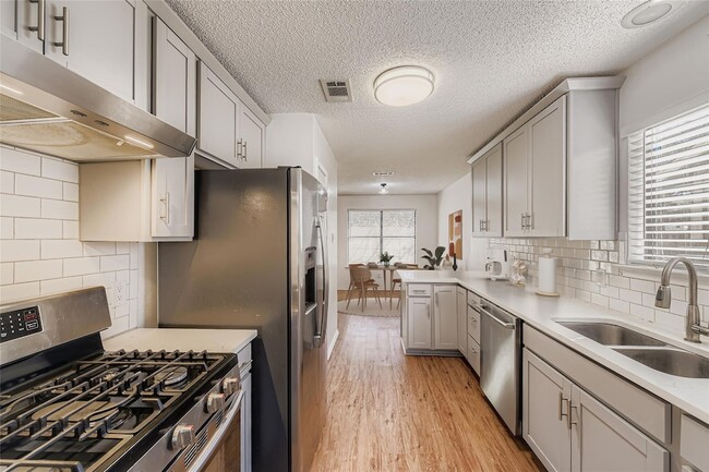 Building Photo - 9839 Briar Ridge Dr