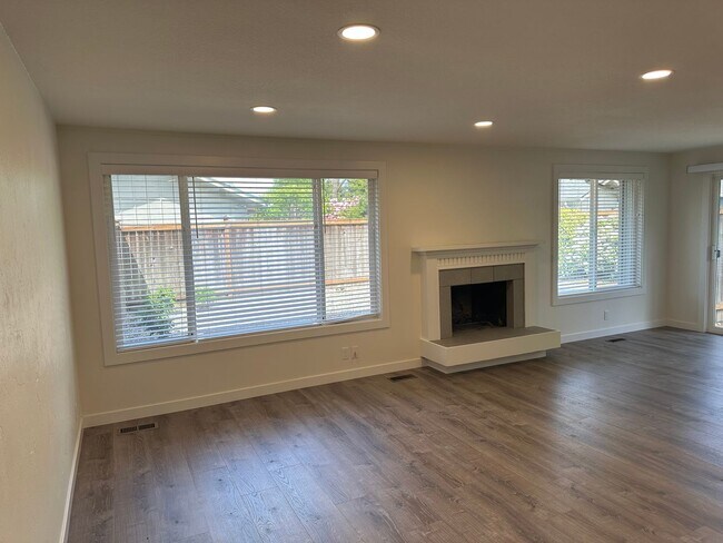 Building Photo - Beautifully updated 3 bedroom 1.5 bath dup...