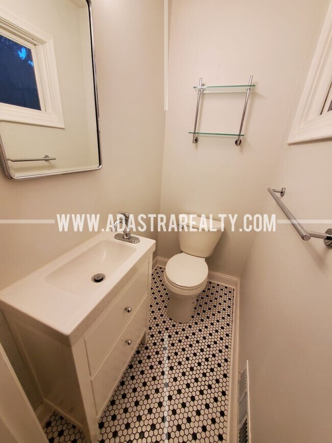 Building Photo - Beautiful Home in the Heart of Overland Pa...