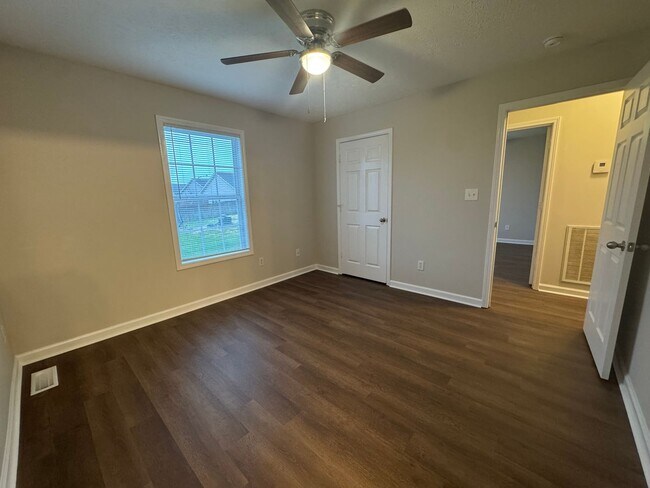 Building Photo - Spacious 3 bedroom, two bathroom home close to GM, Magna and Industrial Park