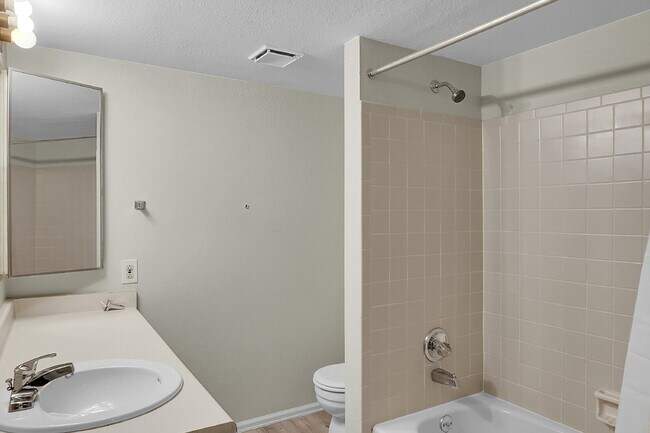 Building Photo - $1,695.00 - 2 Bedrooms, 2 Bathrooms, Apart...