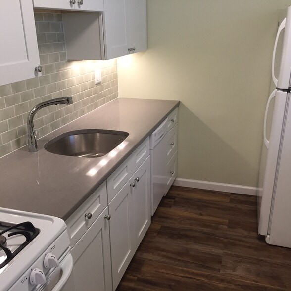 Kitchen - 02 - 444 Bedford Street