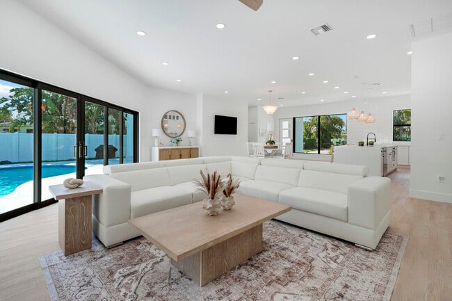 Building Photo - 1248 N Harbor Dr