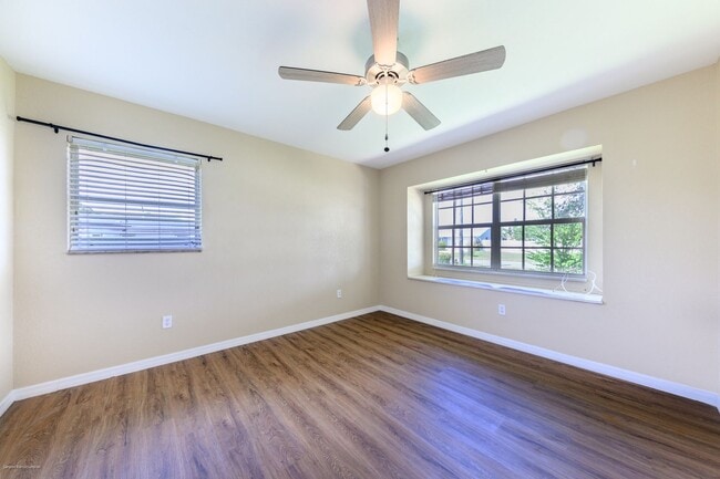 Building Photo - price drop!! PET FRIENDLY- WATERFRONT- SPACIOUS- CENTRAL LOCATION