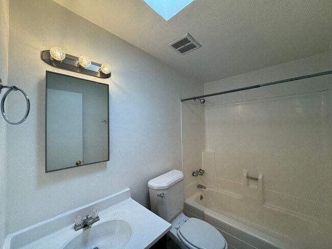 Building Photo - 2Bdm 1 Bath, Washer/Dryer Hookups, Will no last long!