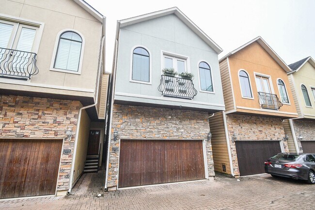 Building Photo - 1222 W 17th St