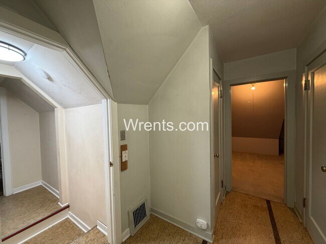 Building Photo - Stunning South Hill Home