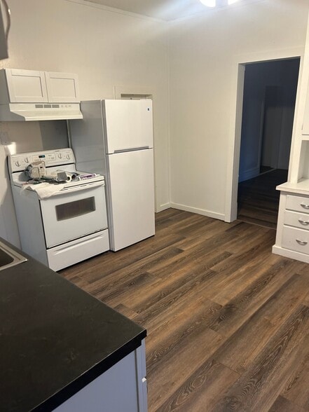 Building Photo - 415 4th Ave W