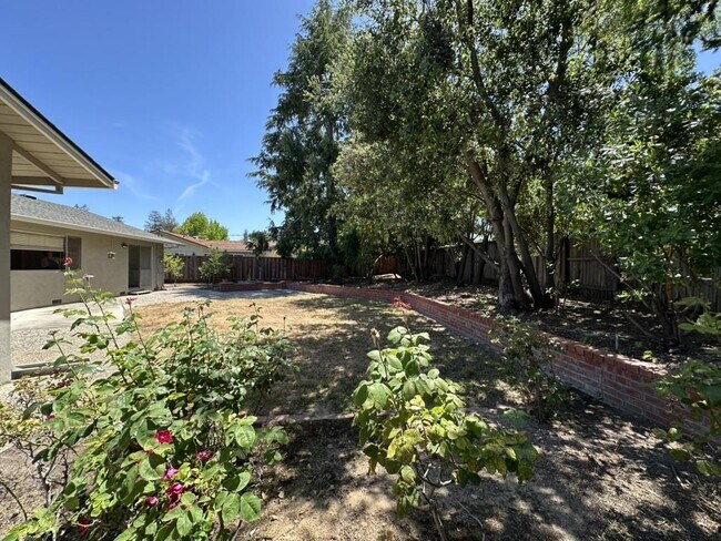 Building Photo - 12689 Cambridge Dr