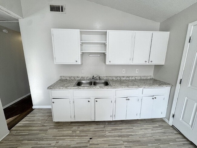 Building Photo - 3462 Mark Twain St