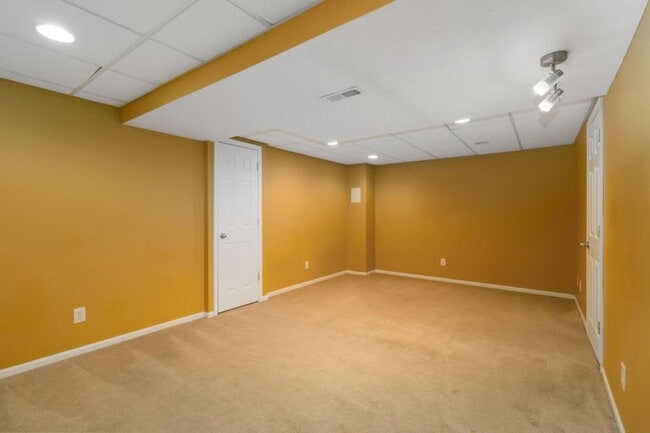 Building Photo - 5825 Crescent Ridge Dr