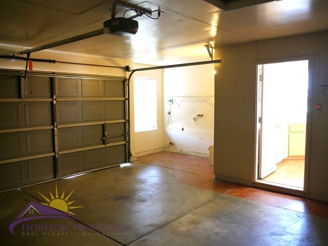 Building Photo - Open 3 Bed 2.5 Bath 1,959 Sq. Ft. Antelope Home