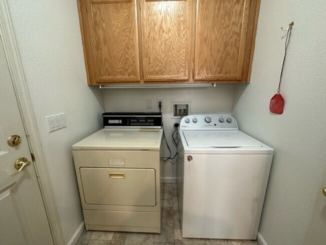 Building Photo - Gem of a rental home in East Davis
