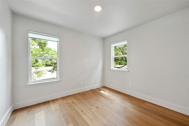 Building Photo - 1305 Kenwood Ave