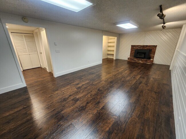 Building Photo - Very Large 3BR, 3BTH, Full Basement, Near Black Bay Park in Post Falls