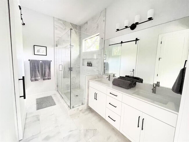 Building Photo - 2009 Canterbury St