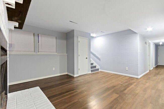 Building Photo - 3201 Elm Grove Dr