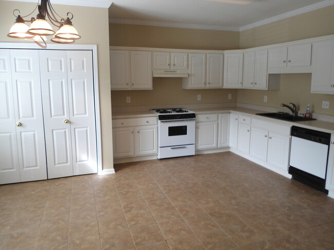 Building Photo - Cute Townhome Available for Rent in Alabas...