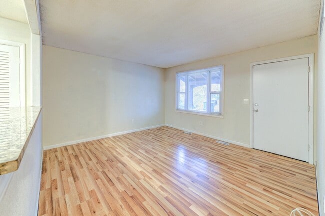 Building Photo - Charming 3-Bedroom Ranch Home in Hazelwood School District