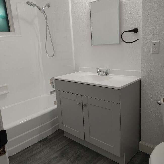 Building Photo - Wonderful 1 Bed 1 Bathroom Condo In Escondido - Call Today