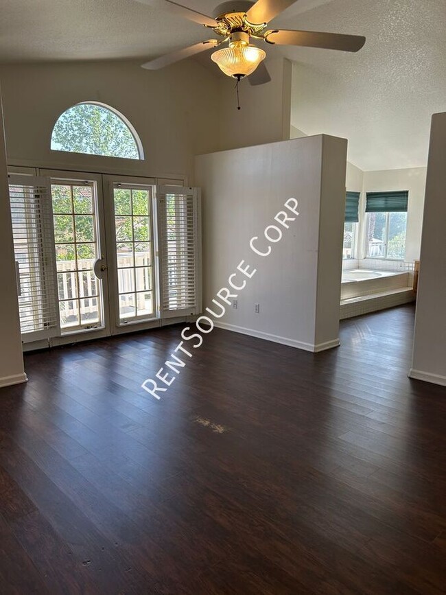 Building Photo - 3210 Lantana Ct