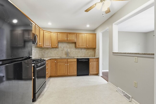 Building Photo - 472 Hillside Dr