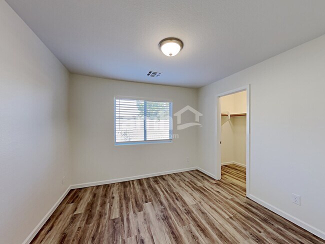 Building Photo - 3840 E Heather Ct