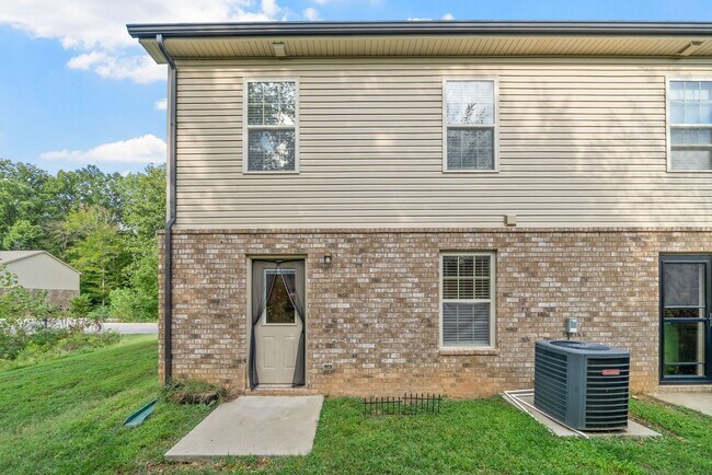 Building Photo - Sophisticated Sango Townhouse in a Gated C...