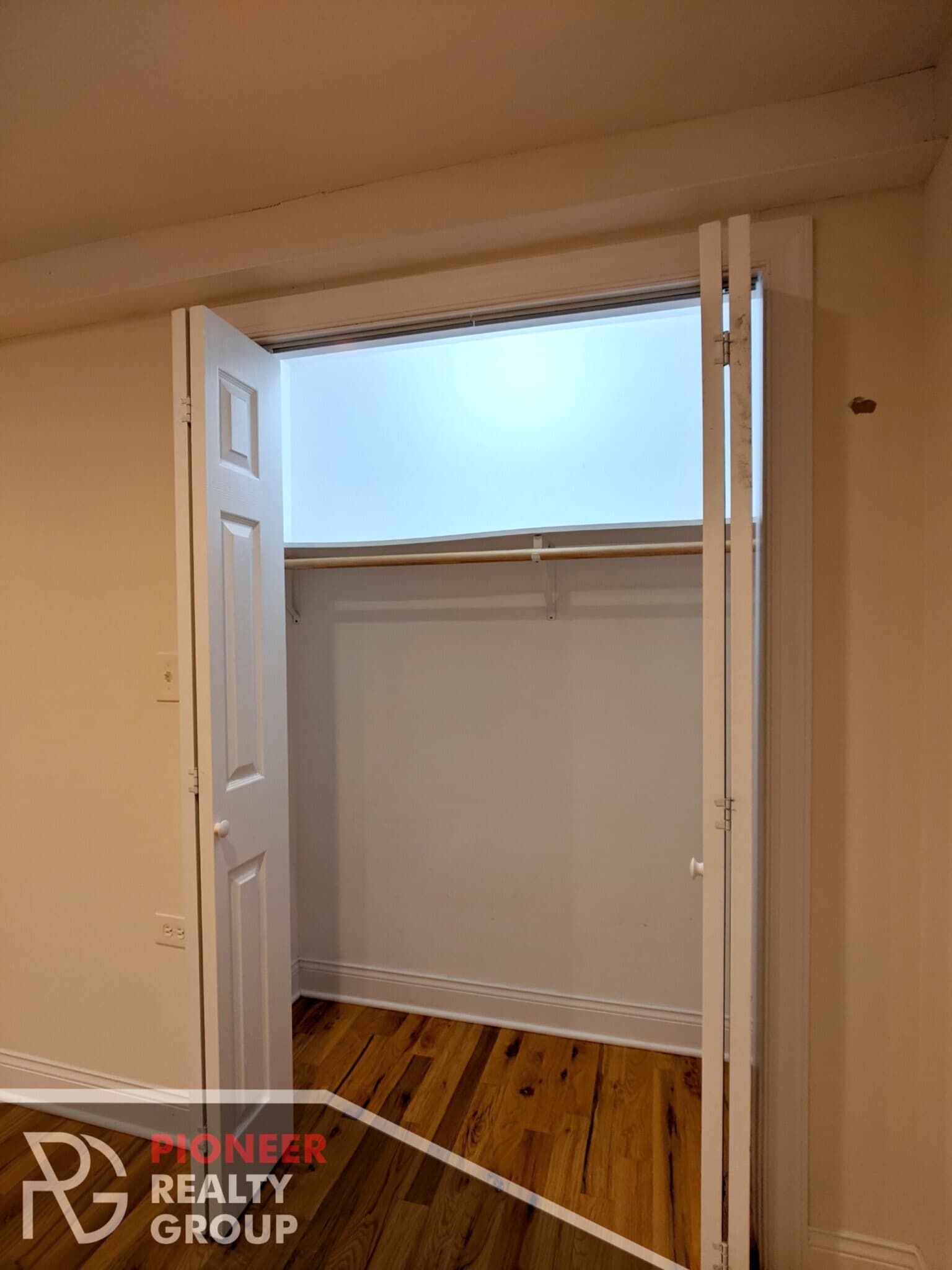 Building Photo - 1129 W Oakdale Ave