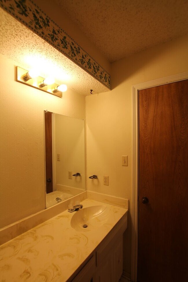 Building Photo - Beautiful 3 bedroom 2 bath home in Tyler!