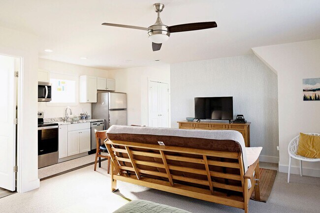 Building Photo - Fully Furnished Belvedere Studio – Utilities Included