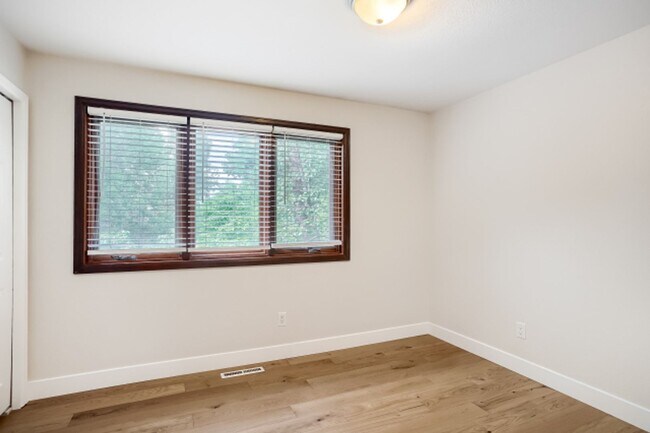 Building Photo - Beautifully Remodeled 3-Bed, 2-Bath Townhouse in Central Boulder