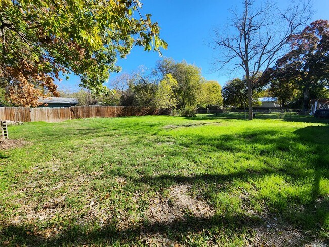 Building Photo - Craftsman Style House  Close to Downtown New Braunfels / Fridge Included/ No Carpet / Large Backy...