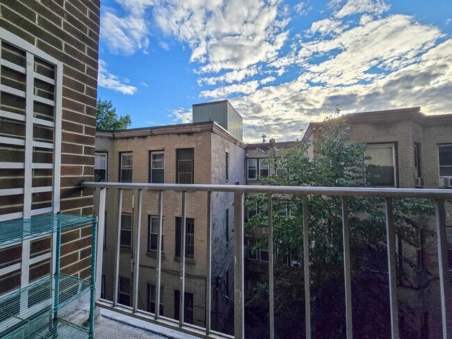 Building Photo - 1856 Beacon St