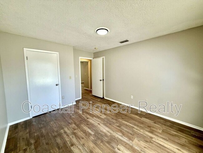 Building Photo - 1242 Coolmont Dr